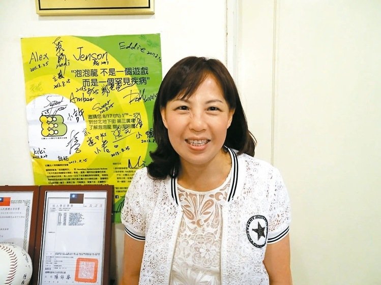 台灣泡泡龍病友協會由一群病友媽媽組成，理事長鄭色孟也是泡泡龍家長